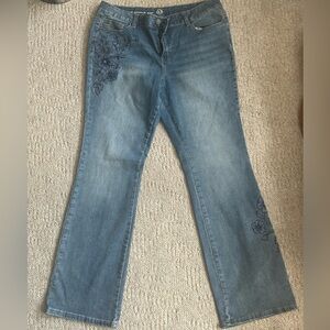 Gorgeous women’s W62 blue jeans w/ embroidered purple flowers! Size 14 boot fit